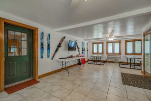 Game room w/ ping pong, cornhole...
