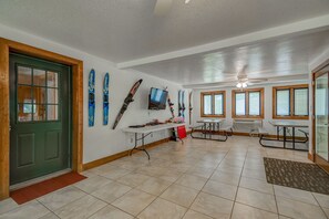 Game room w/ ping pong, cornhole...