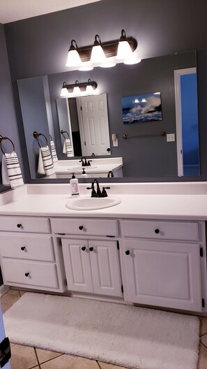 Master  bathroom 