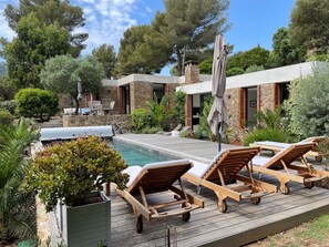 Terrasse piscine depuis le jardin