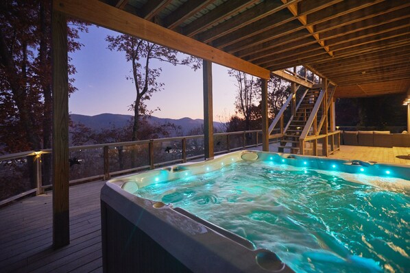 Hot Tub with the Best View!