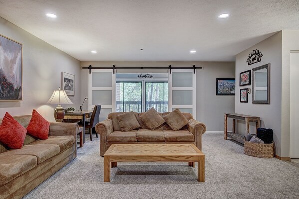 Spacious living room with pull out sofa.