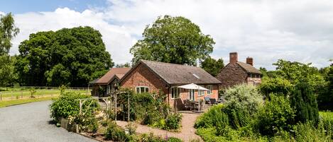 The Cider Mill and garden outside dining table for 6, soft seating and bbq