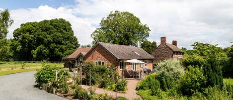 The Cider Mill and garden outside dining table for 6,  soft seating and bbq