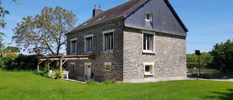 Vue de derrière. Maison en pierre, intérieur rénové (2019). 