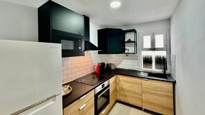 Cocina Completa con Vitroceramica de Inducción, con horno, nevera con congeladorr, microondas y lavajajillas + todo lo necesario para una larga estadía en Bayside Le Family Palms Private Oasis with Terrace & BBQ