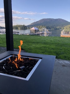 Beautiful, bright Lakefront Suite on West Shawnigan Lake, perfect year round! 