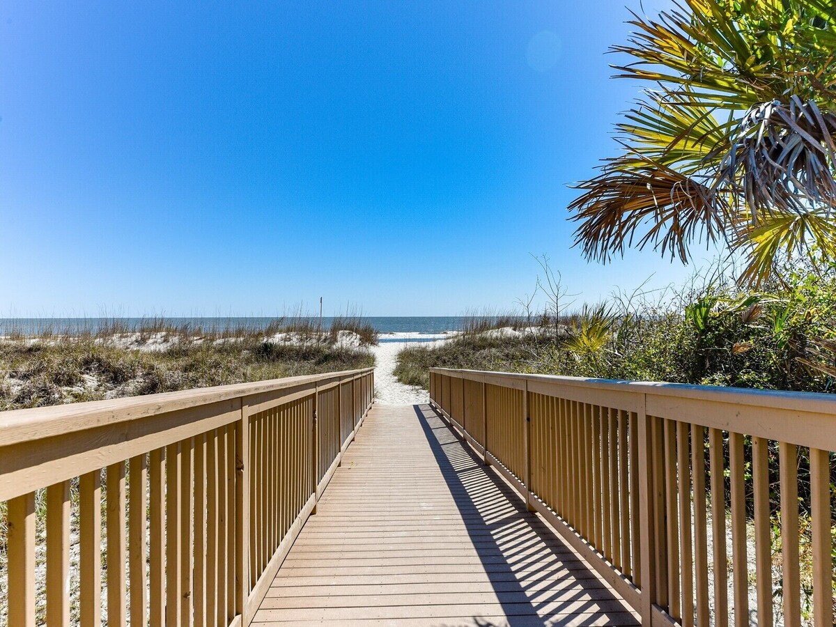 468 Captain’s Walk ~ Newly Renovated Oceanfront End Villa in Palmetto Dunes!