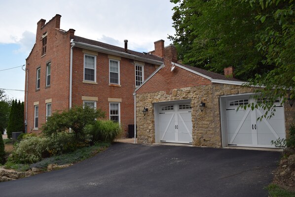 The driveway available for parking and back entrance…