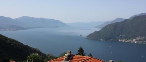 Atemberaubende Sicht auf Maccagno, die Berge und den See bis hin zu den Schlössern von Cannero