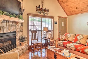 Living Room | Sleeper Sofa | Central A/C & Heating | Free WiFi