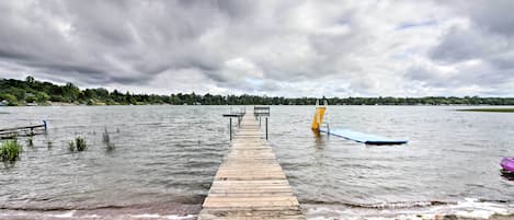 Take in the water views from this Star Lake retreat!