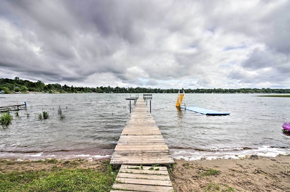 Take in the water views from this Star Lake retreat!