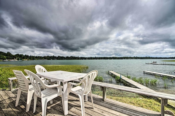 Take in the water views from this Star Lake retreat!