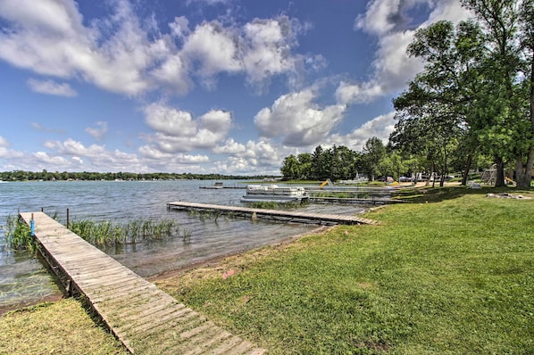 Take in the water views from this Star Lake retreat!