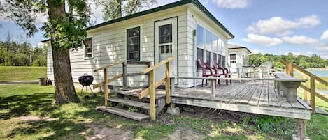 Grill out and chill out at this 2-bed, 1-bath vacation rental cabin in Dent.