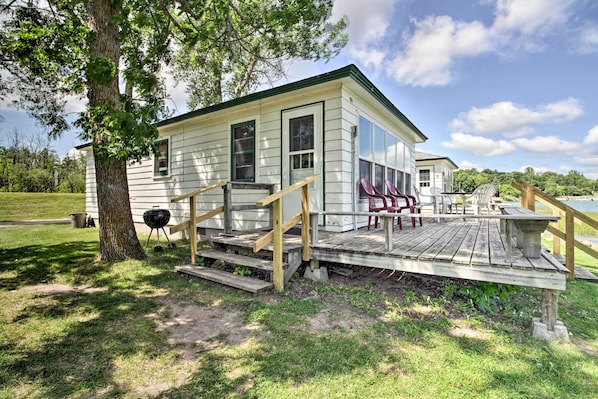 Grill out and chill out at this 2-bed, 1-bath vacation rental cabin in Dent.