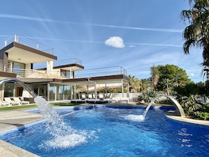 Beautiful private swimming pool and garden