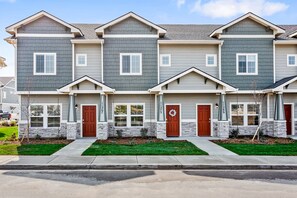 Gorgeous townhome front facade.