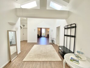 Fewo Chiemseeluft bis 6 Personen, 172 qm, 3 separate Schlafzimmer, Balkon-Eingangsbereich