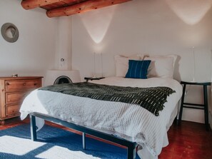 Queen Middle Bedroom 