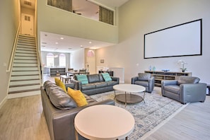This townhome is in a prime location for all of your Houston adventures!