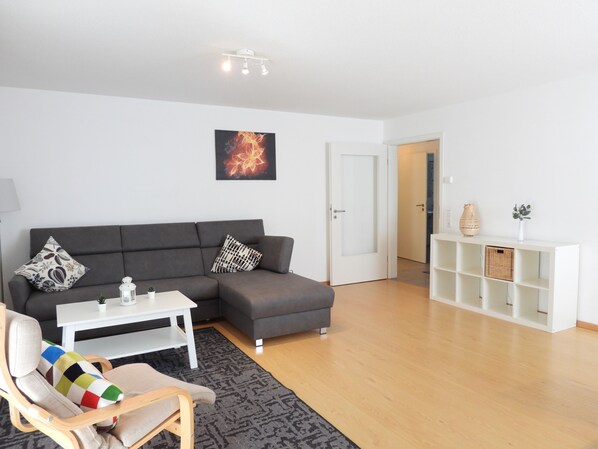 A1 Ferienwohnung, 73qm, Terrasse, 2 Schlafzimmer, max. 6 Personen-Wohnzimmer