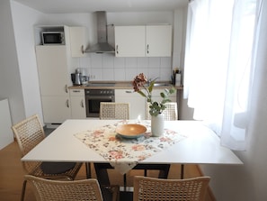 A1 Ferienwohnung, 73qm, Terrasse, 2 Schlafzimmer, max. 6 Personen-Esstisch