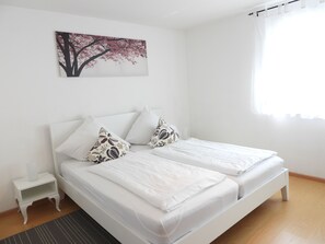 A1 Ferienwohnung, 73qm, Terrasse, 2 Schlafzimmer, max. 6 Personen-Schlafzimmer mit Doppelbett