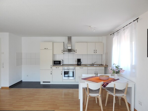 J10 Ferienwohnung, 73qm, Terrasse, 1 Schlafzimmer, max. 4 Personen-Küche