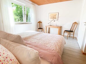 Schlafzimmer mit Doppelbett