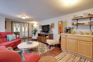 Living Room | Free WiFi | Smart TV | Window A/C