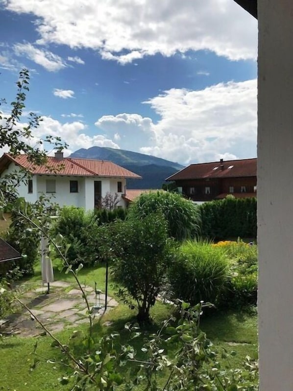 Ferienwohnung Fellhorn 60 qm mit Terrasse, 1 separates Schlafzimmer-Garten- und Bergblick
