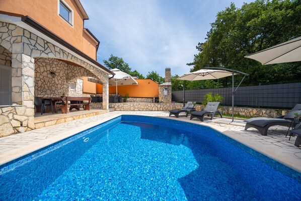 Swimming pool