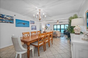 Seating for 8 at the dining room table