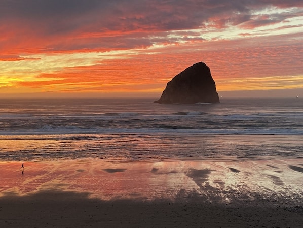 Cape Kiwanda, Haystack Rock, miles of beach and beautiful sunsets await you!