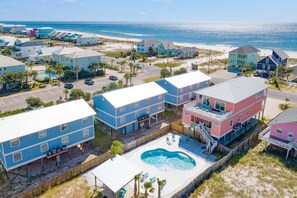 Graceful Palms is perfectly located and features a private pool!