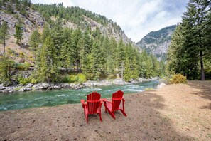 Leavenworth Waterfront River Run Cottage