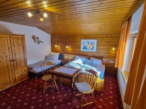 Möbel, Bilderrahmen, Tabelle, Stuhl, Gebäude, Holz, Interior Design, Wohnzimmer, Flooring, Haus