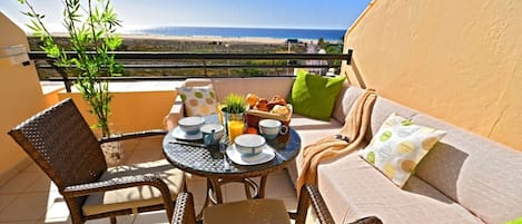 Terrasse mit Panoramblick auf den Ozean