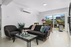 3BR2BA Condo w/  Exclusive PrivateRoof Deck & Pool (27096)