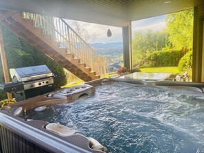 Your private 6 person hot tub 