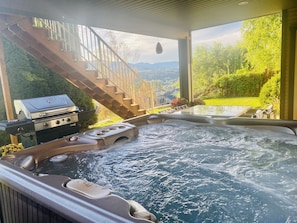 Your private 6 person hot tub 