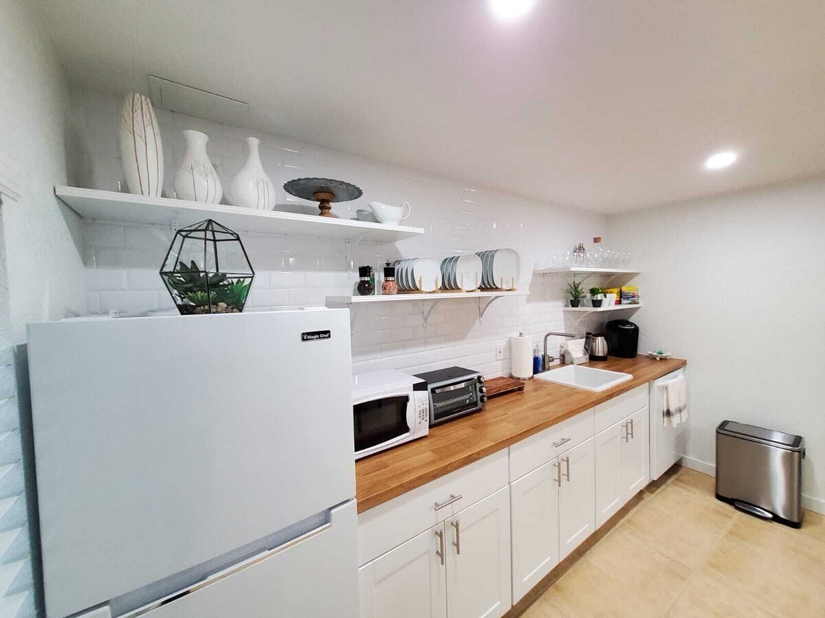 Cozy and modern suite / Dog Friendly / Home Office.!