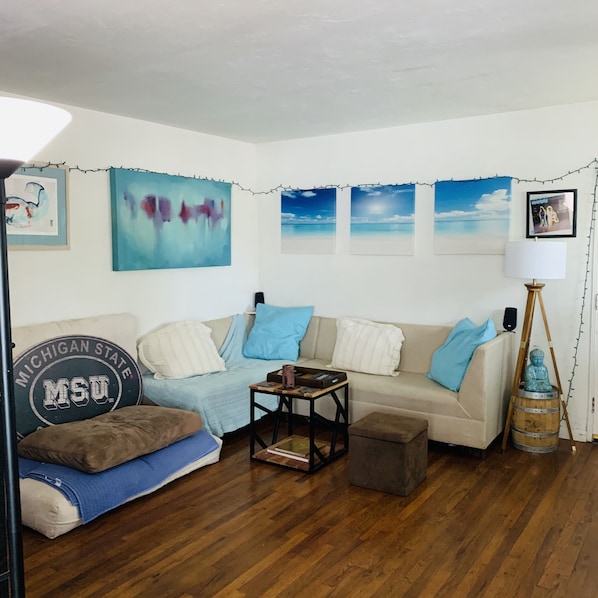 Spacious living room with Cable TV
