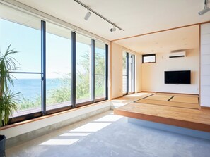 ・[Doma] You can see the ocean from the big window! Enjoy the spectacular scenery that changes the expression, such as the vivid waves in the early morning and the sea as the sun sets.