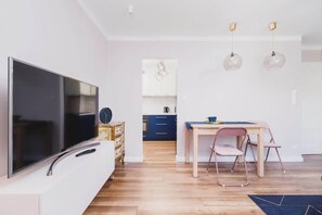 The living room's tasteful furnishings ensure a pleasant stay.