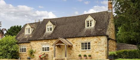 Kitchen Garden Cottage is a honey coloured stone cottage on the edge of this quiet quintessential and unspoiled Cotswold village