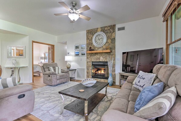 Burnsville Vacation Rental Condo | 3BR | 2BA | 1,240 Sq Ft | Stairs Required