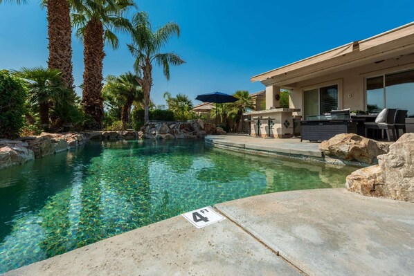 Outdoor Private Get-away! Saltwater Pool with Cascading Water From Spa